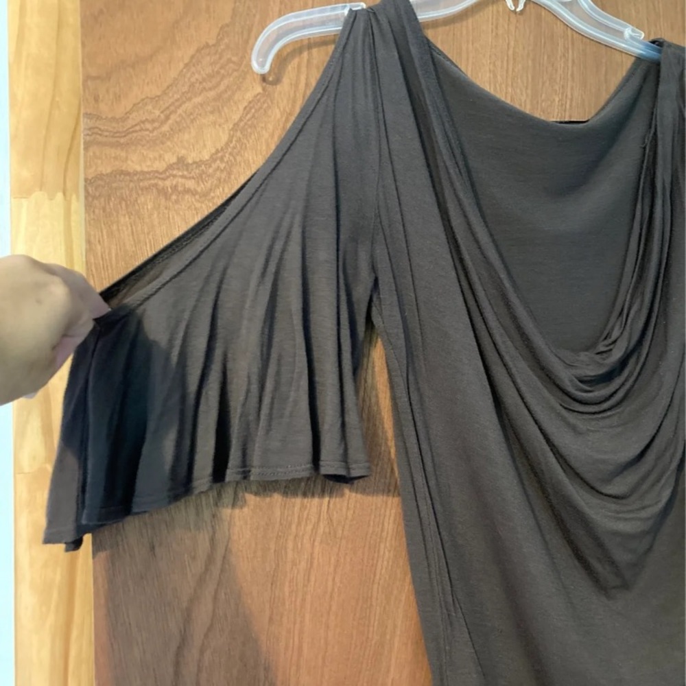 Cold shoulder women’s soprano top size medium - Picture 2 of 2